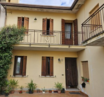 casa indipendente in vendita a Loria in zona Castione