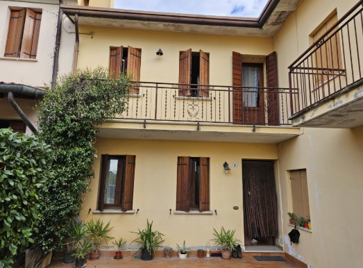 casa semindipendente in vendita a Loria in zona Castione