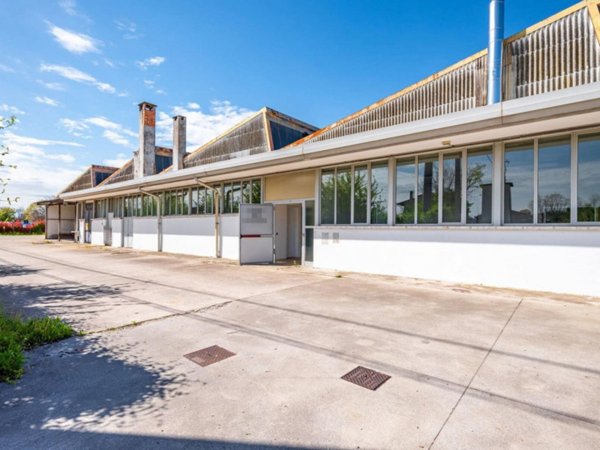 capannone in vendita a Loria