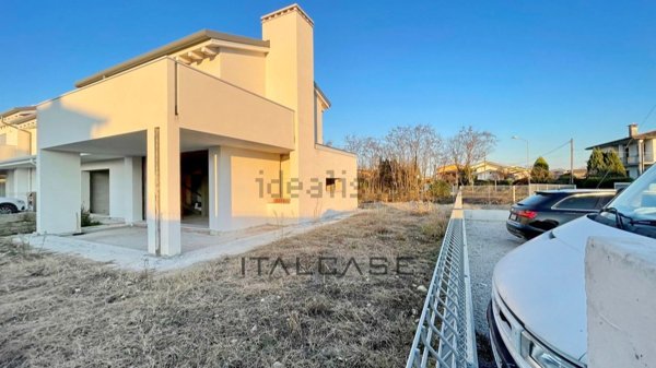 casa indipendente in vendita a Loria