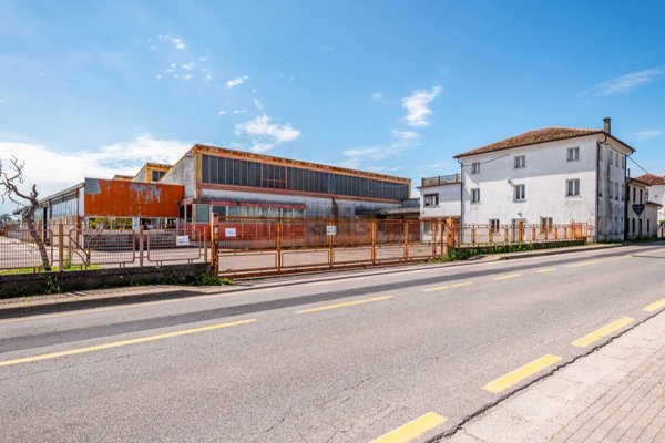 capannone in vendita a Loria