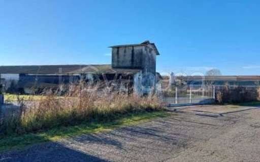 locale commerciale in vendita a Loria