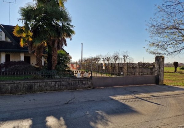 locale di sgombero in vendita a Loria in zona Ramon