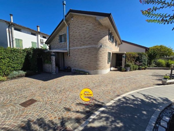 casa indipendente in vendita a Loria in zona Ramon