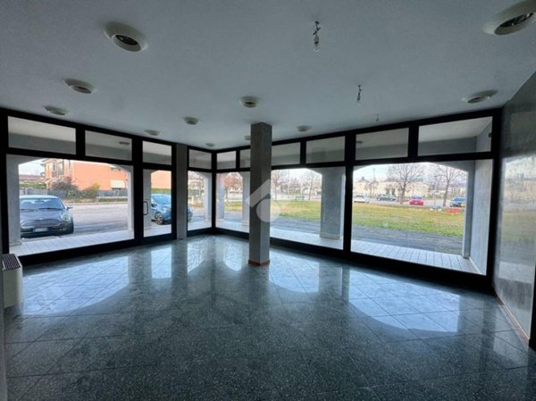 negozio in vendita a Loria in zona Castione