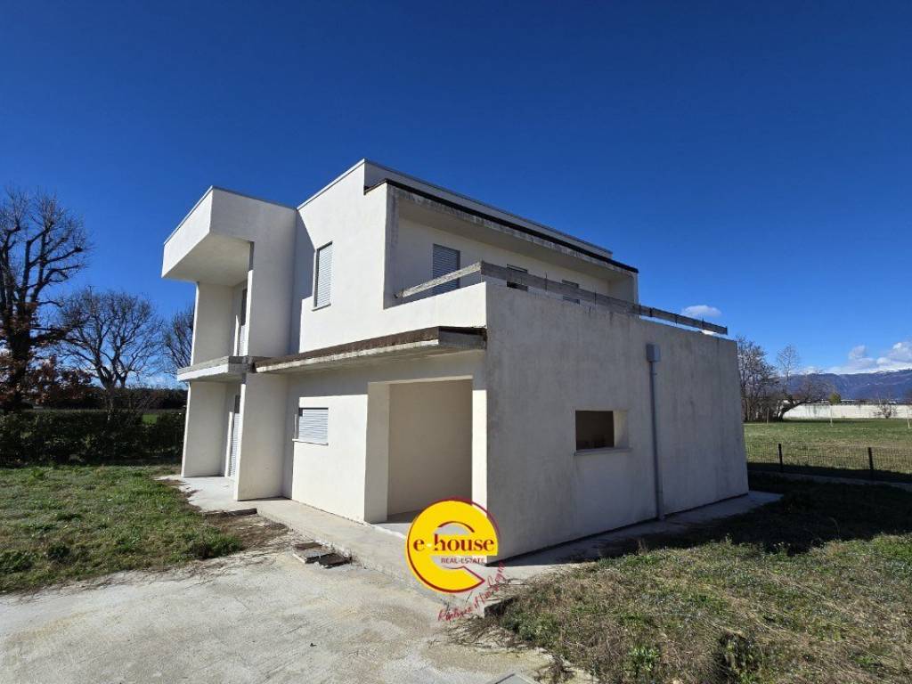 casa indipendente in vendita a Loria in zona Castione