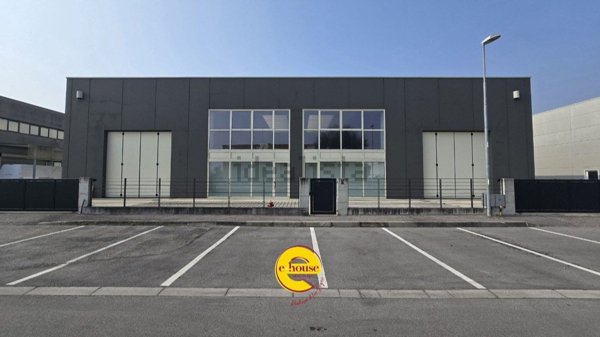 capannone in vendita a Loria in zona Ramon