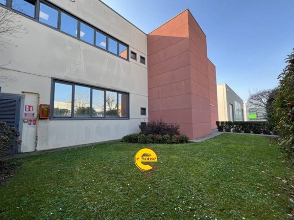 locale commerciale in vendita a Loria in zona Ramon