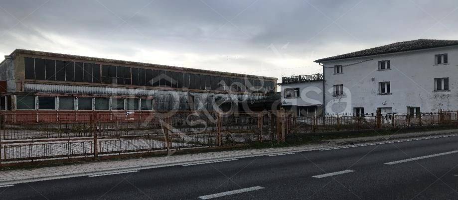 locale commerciale in vendita a Loria