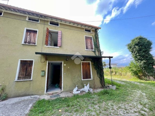 casa indipendente in vendita a Loria