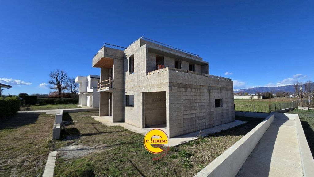 casa indipendente in vendita a Loria in zona Castione