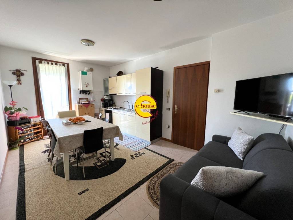 appartamento in vendita a Loria in zona Castione