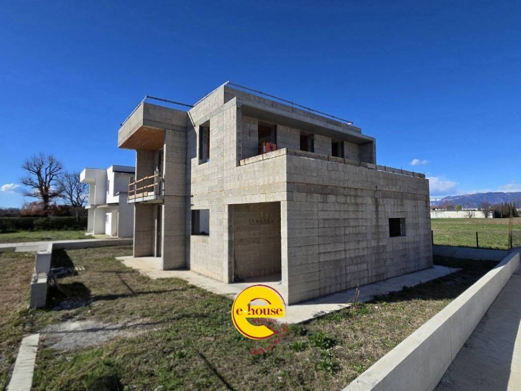 casa indipendente in vendita a Loria in zona Castione