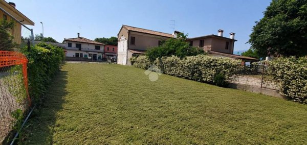 terreno edificabile in vendita a Loria