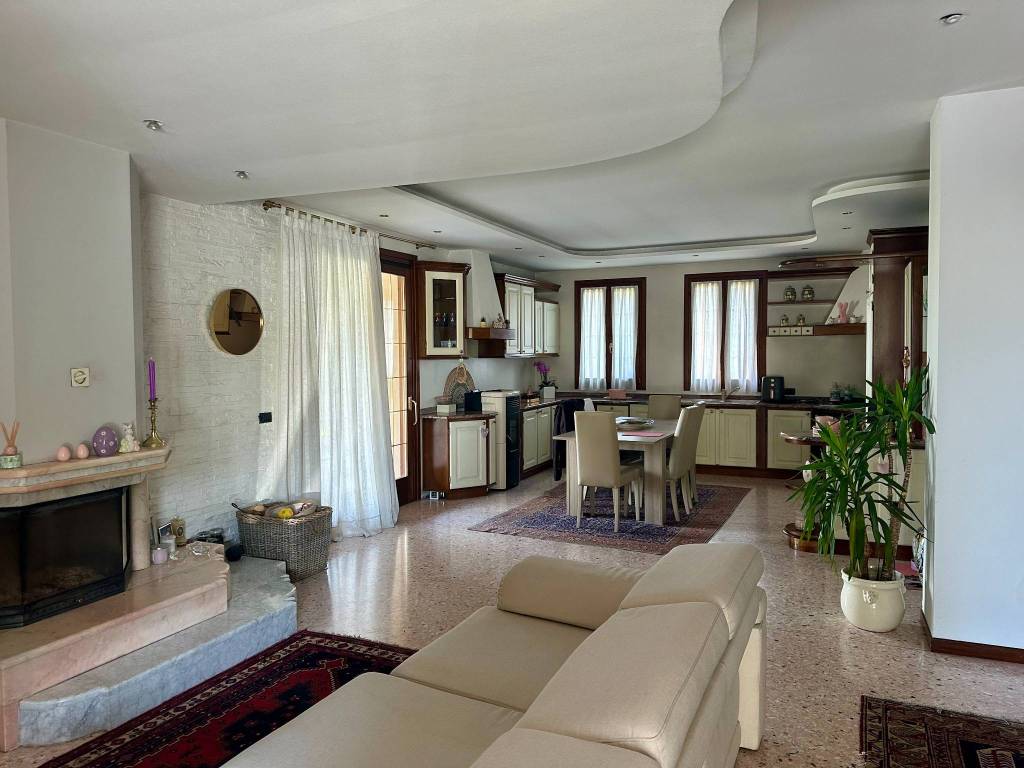 casa indipendente in vendita a Loria in zona Bessica
