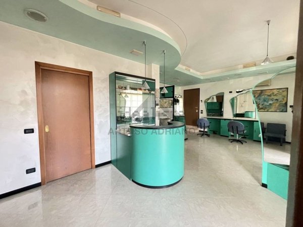 negozio in vendita a Loria in zona Bessica