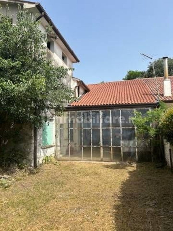 esavano in vendita a Loria in zona Castione