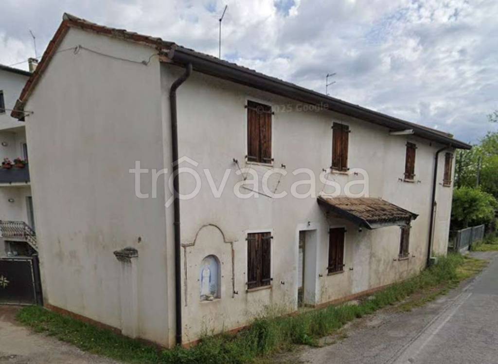locale di sgombero in vendita a Loria in zona Castione