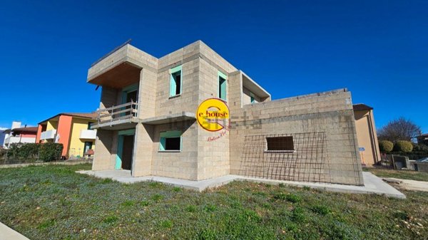 casa indipendente in vendita a Loria in zona Castione