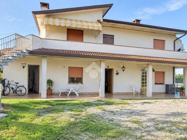 casa indipendente in vendita a Loria in zona Bessica