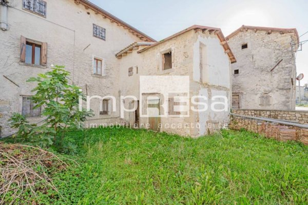 casa indipendente in vendita a Miane in zona Campea