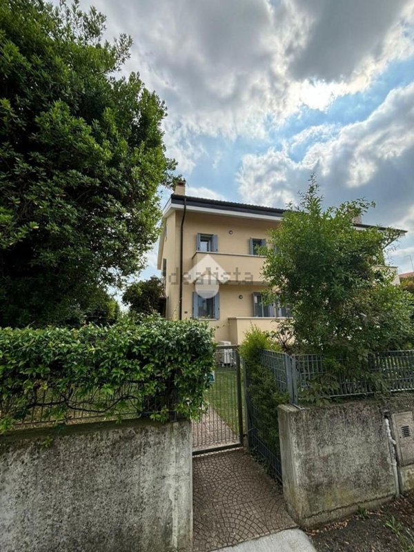 appartamento in vendita a Montebelluna in zona Mercato Vecchio