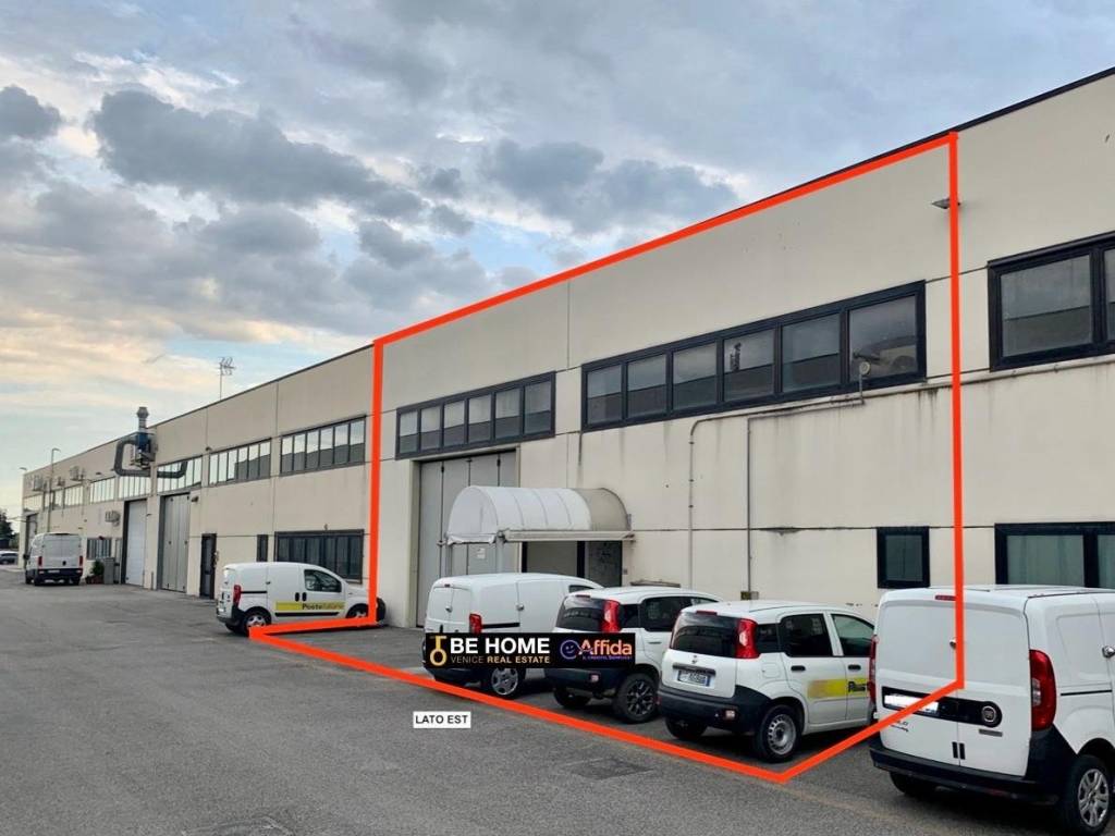 locale commerciale in vendita a Montebelluna