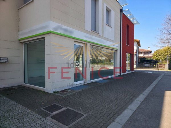 negozio in vendita a Montebelluna in zona Biadene