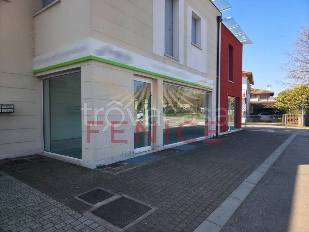 negozio in vendita a Montebelluna in zona Biadene