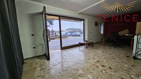 negozio in vendita a Montebelluna in zona Caonada