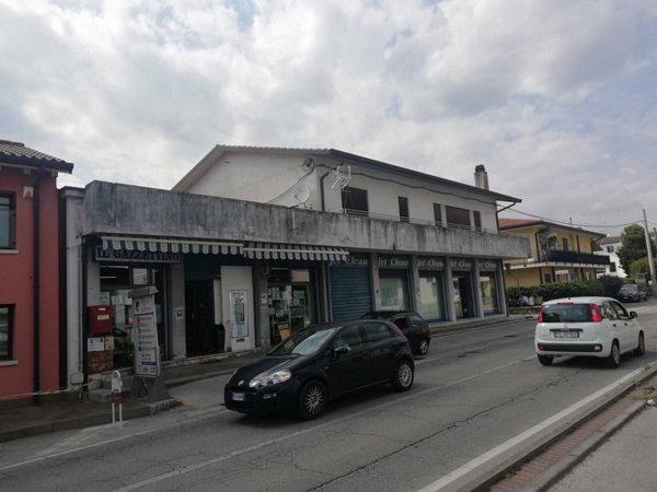 locale commerciale in vendita a Montebelluna in zona Contea