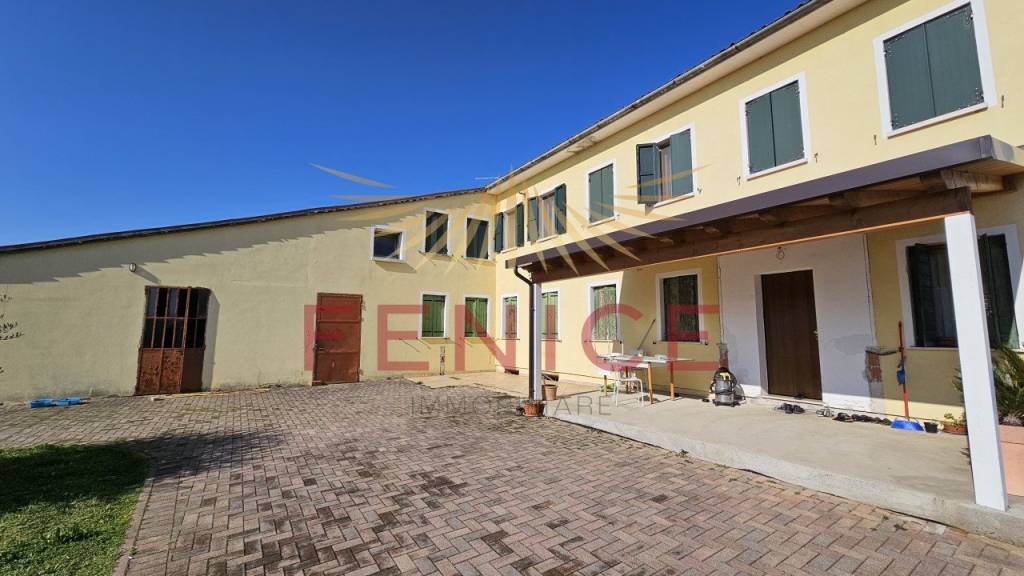 appartamento in vendita a Montebelluna in zona Contea