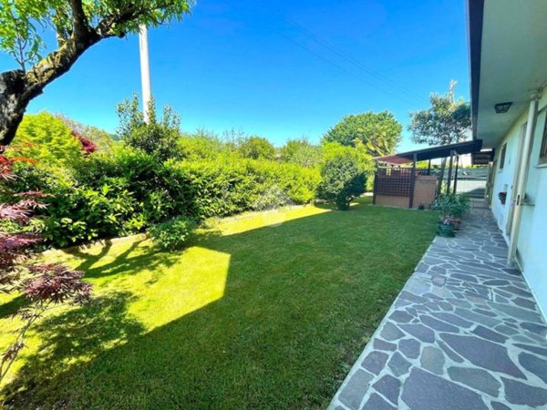 casa indipendente in vendita a Montebelluna in zona Biadene