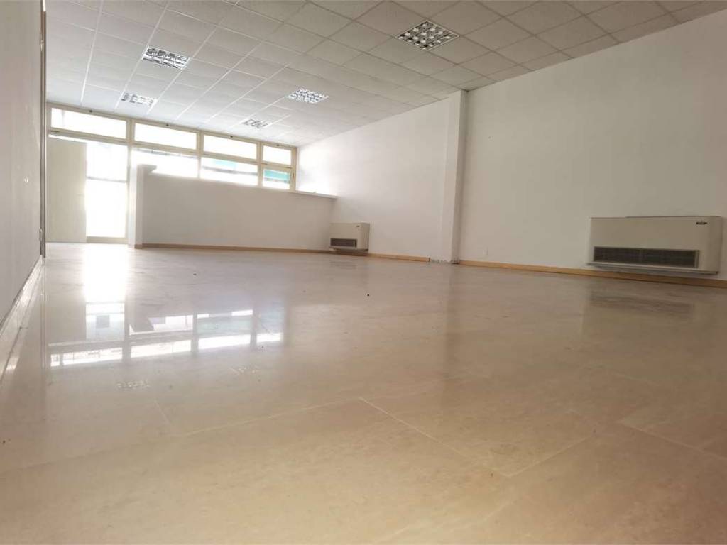 negozio in vendita a Montebelluna in zona Biadene