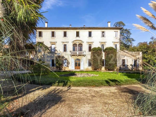 villa in vendita a Montebelluna in zona Mercato Vecchio