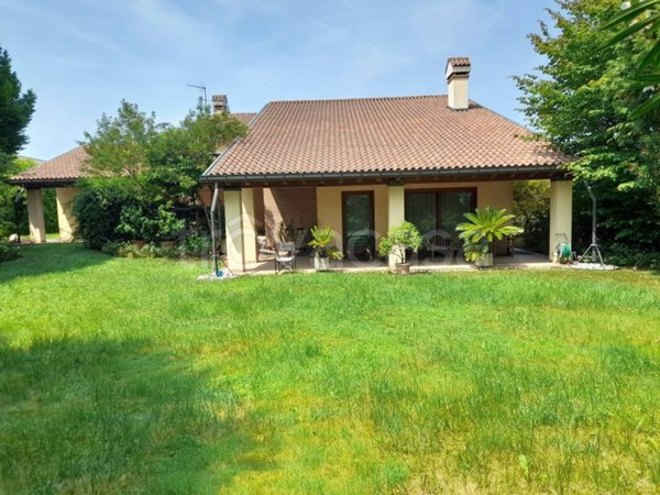 casa indipendente in vendita a Montebelluna in zona Contea