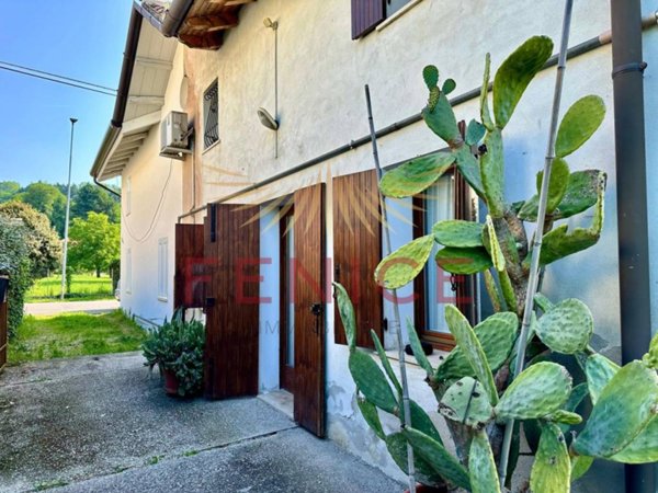 casa indipendente in vendita a Montebelluna in zona Biadene
