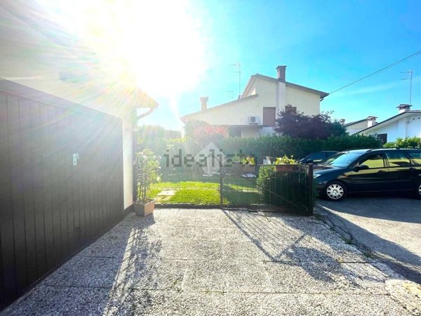 casa indipendente in vendita a Montebelluna in zona Biadene