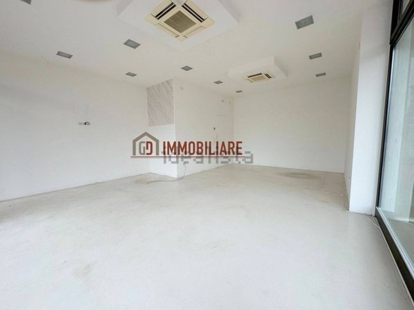 locale commerciale in vendita a Montebelluna