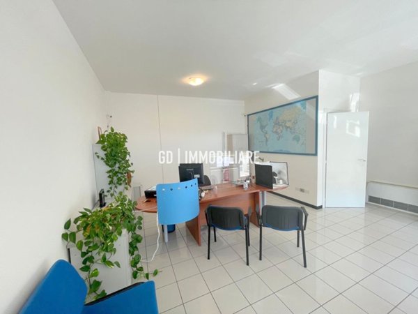 negozio in vendita a Montebelluna in zona Biadene