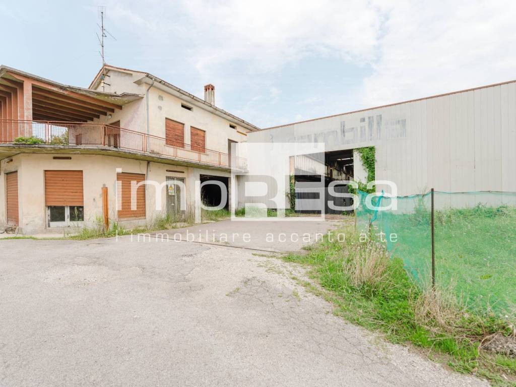 locale commerciale in vendita a Montebelluna