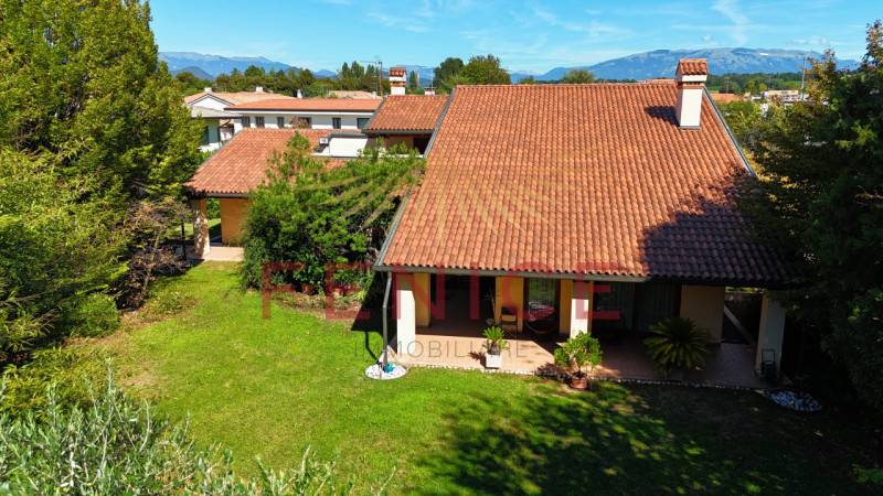 casa indipendente in vendita a Montebelluna in zona Contea