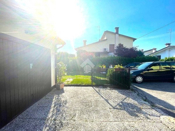 casa indipendente in vendita a Montebelluna in zona Biadene
