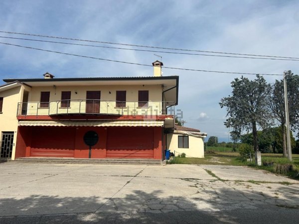 locale commerciale in vendita a Montebelluna
