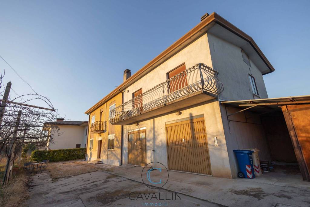 casa indipendente in vendita a Montebelluna in zona Biadene