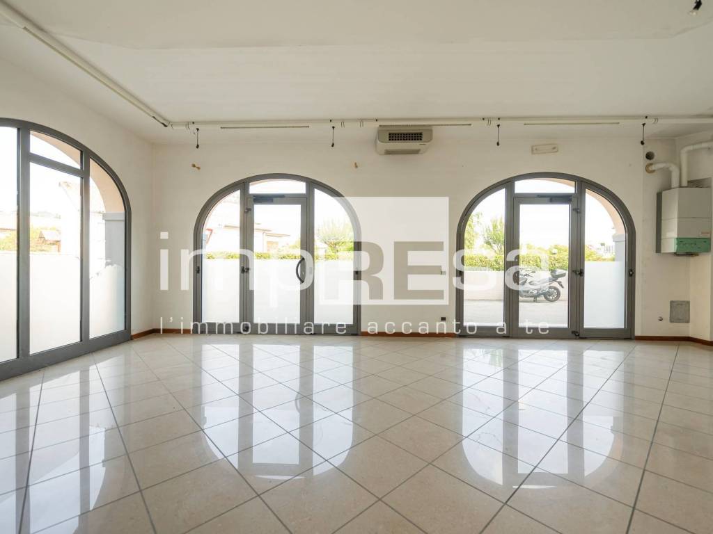 negozio in vendita a Montebelluna in zona Biadene