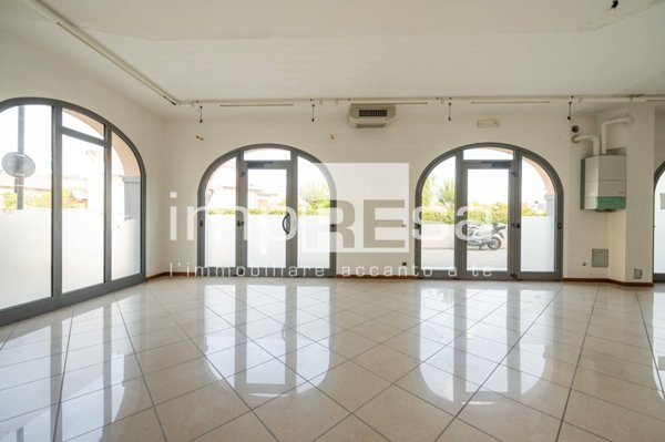 negozio in vendita a Montebelluna in zona Biadene