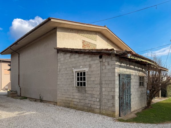 casa indipendente in vendita a Montebelluna in zona Biadene