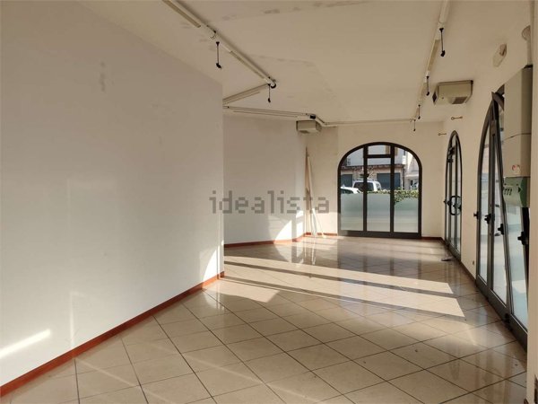 negozio in vendita a Montebelluna in zona Biadene