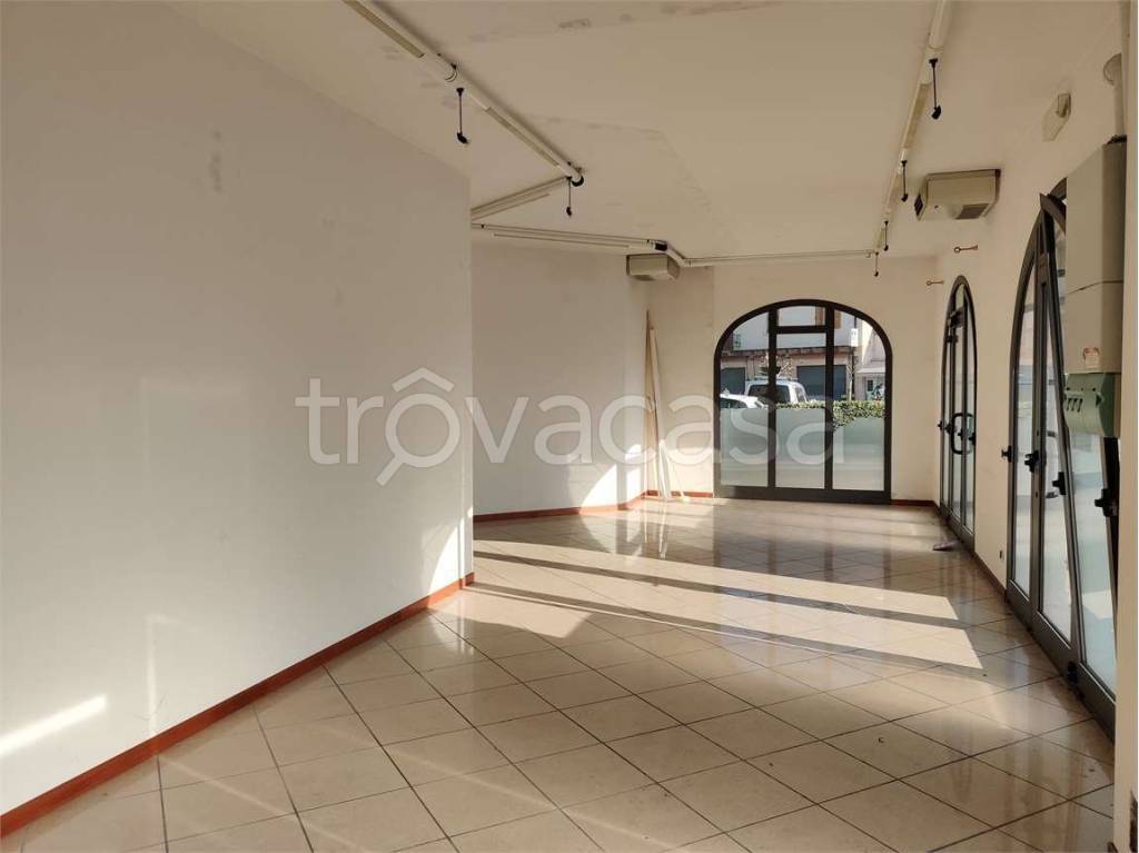 negozio in vendita a Montebelluna in zona Biadene